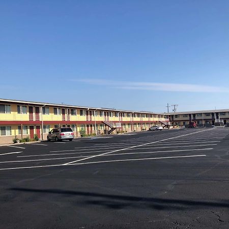 Super 8 By Wyndham Ontario Exterior foto