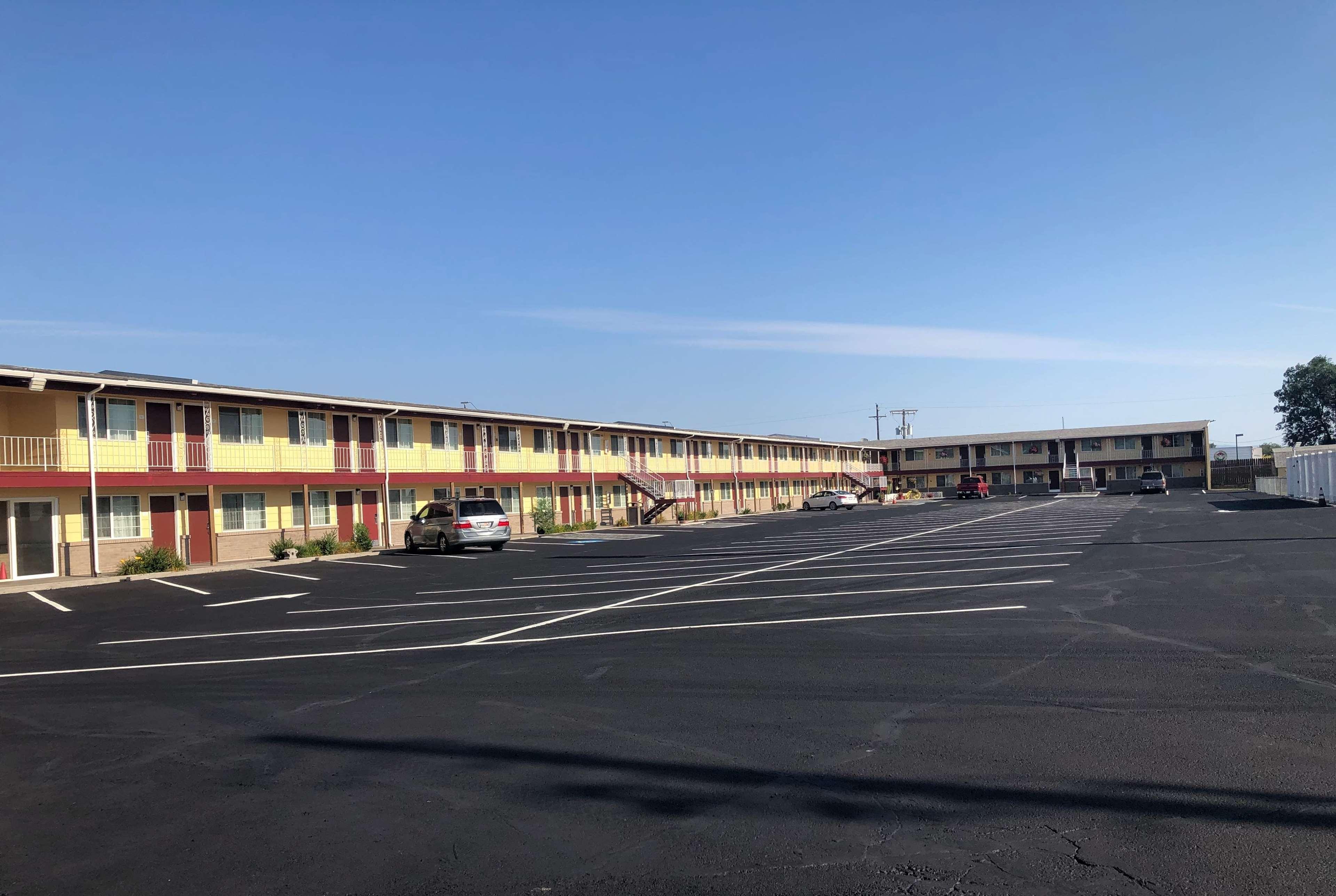 Super 8 By Wyndham Ontario Exterior foto