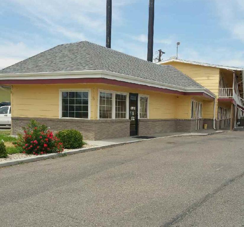 Super 8 By Wyndham Ontario Exterior foto